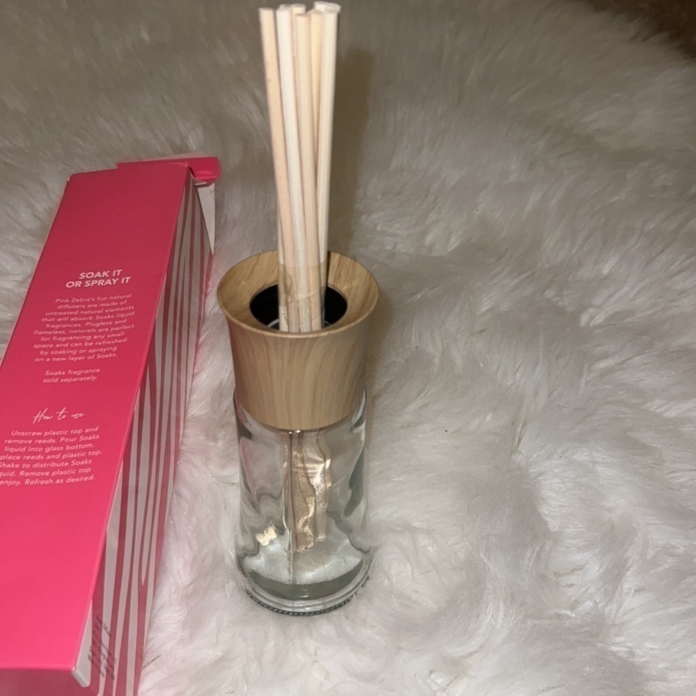 Pink Zebra Reed glass diffuser w/ Natural light Reeds. Just Add Soaks. NIB - Picture 5 of 5
